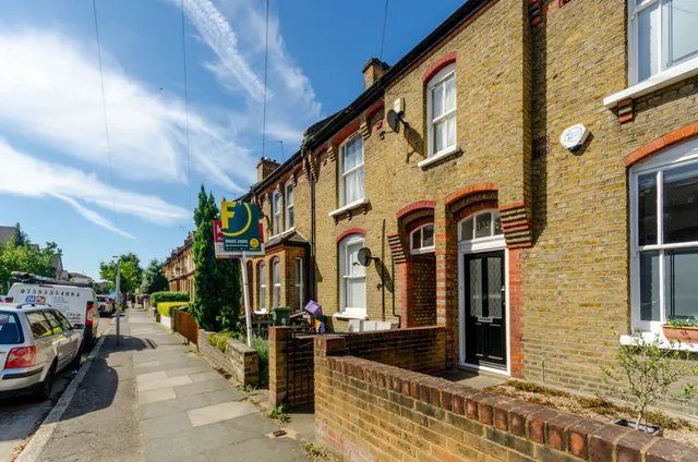 Photo 2 — 137b Gladstone Road, London
