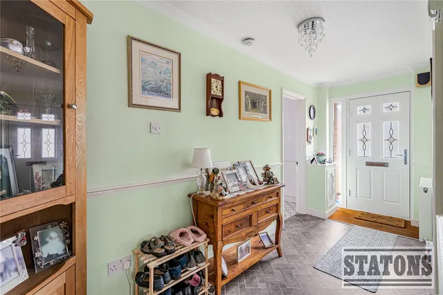 Photo 2 — Alderman Close, Welham Green, North Mymms, Hatfield, AL9 7DS