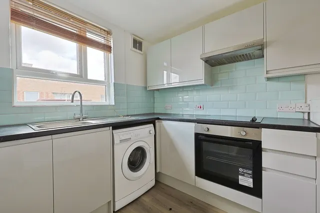 Burns Road, London, SW11, photo 1