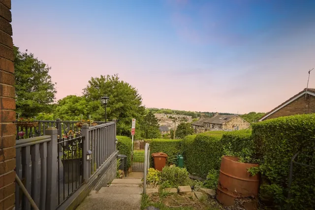 Half Mile Lane, LEEDS, photo 1