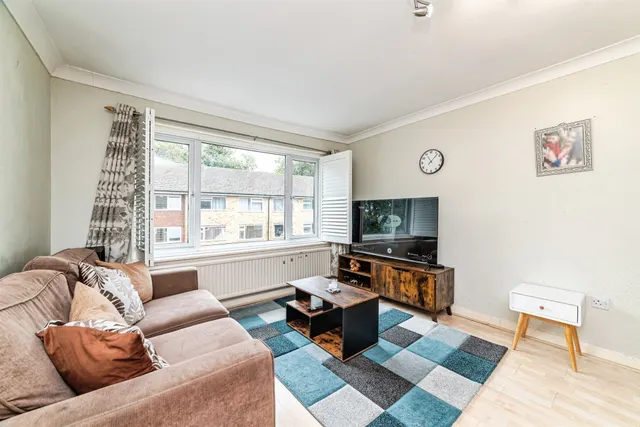Sylvia Close, Basingstoke, RG21, photo 3