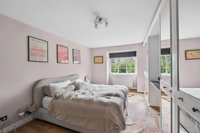 Photo 2 — 29 Denison Close, London