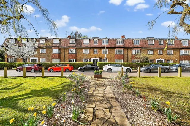 Photo 3 — 29 Denison Close, London