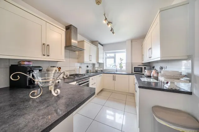 Hendon Lane, London, N3, photo 2