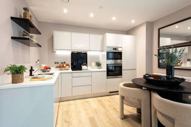 High Street, Brentford, TW8, photo 2
