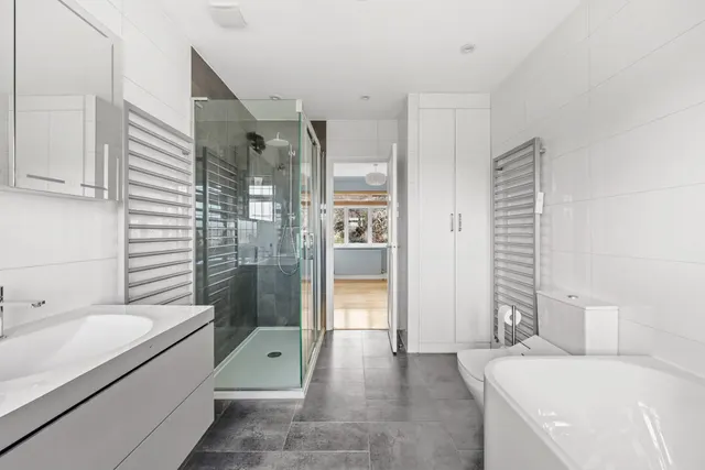 Photo 2 — Broadfield Way, Buckhurst Hill, IG9 5AG
