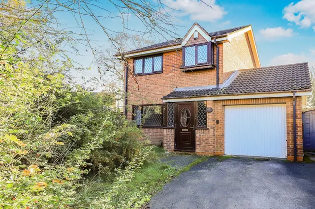 Memorial Close, Willenhall, WV13, photo 1