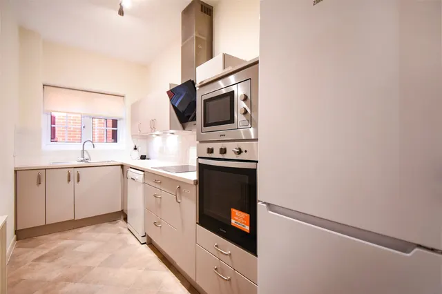 Photo 3 — Berry Court, Hook, Hampshire, RG27 9JZ