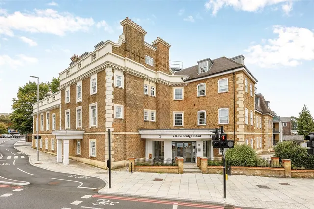 Kew Bridge Road, Brentford, TW8, photo 1
