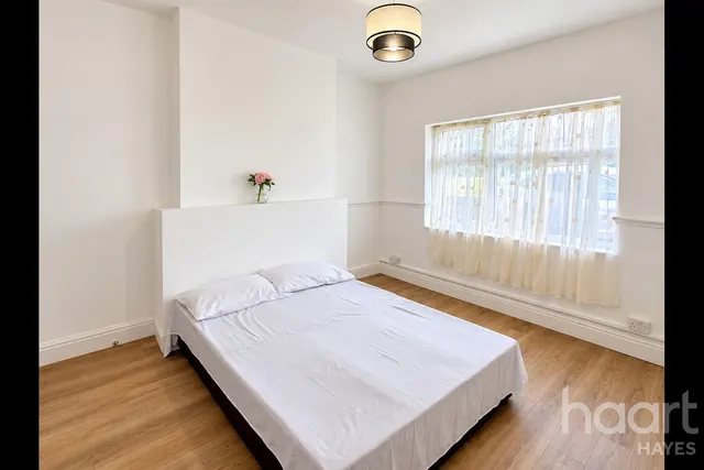 Brickfield Lane, UB3, photo 2