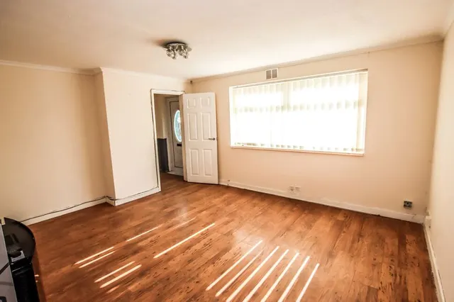 Coach Road Estate, Washington, NE37, photo 3