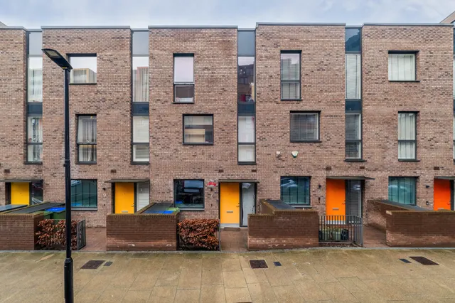 Peartree Way, London, SE10, photo 1