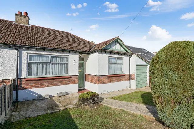 Lyndhurst Gardens, Pinner, HA5, photo 1