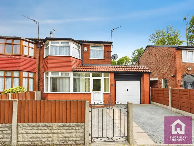 Canal Bank, Monton, M30, photo 1