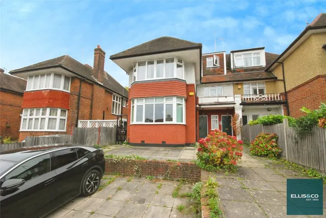 Finchley Road, Golders Green, NW11, photo 1