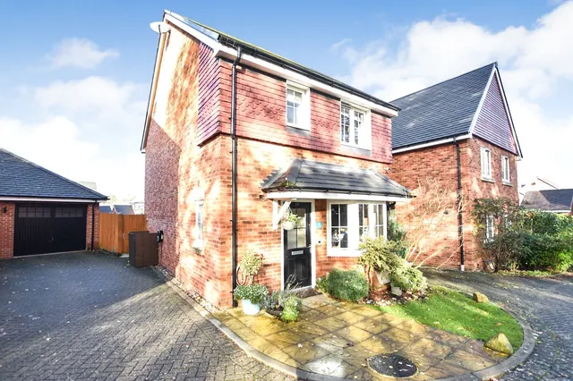 Warbler Road, Farnborough, Hampshire, GU14 9FA, photo 1