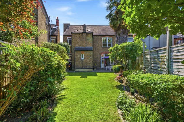 Fernwood Avenue, London, SW16, photo 2