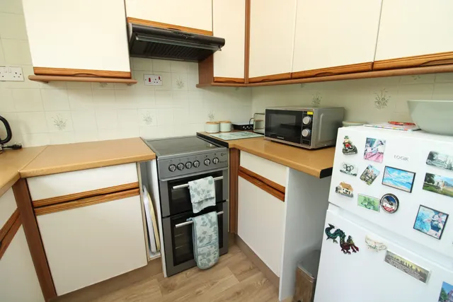 Photo 3 — Crediton Close, Bedford, Bedford, MK40 3DU
