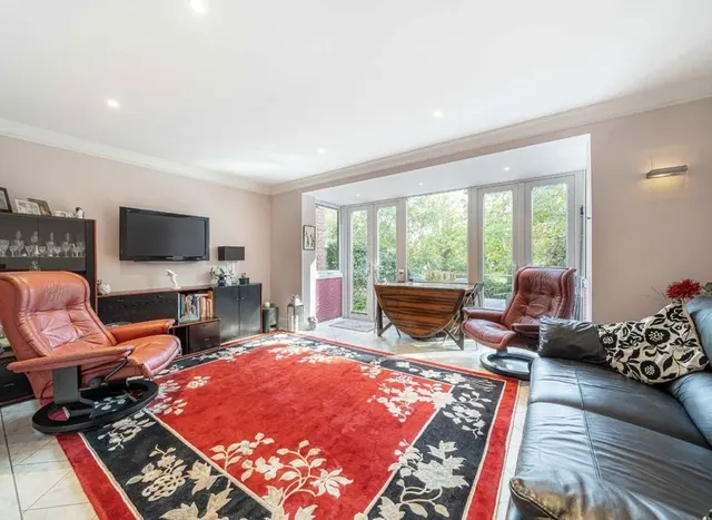 Oxford Row, Sunbury-On-Thames, TW16, photo 2