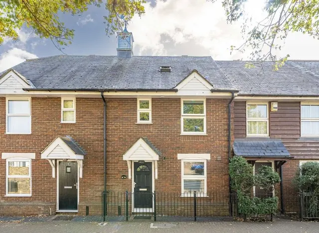 Oxford Row, Sunbury-On-Thames, TW16, photo 1