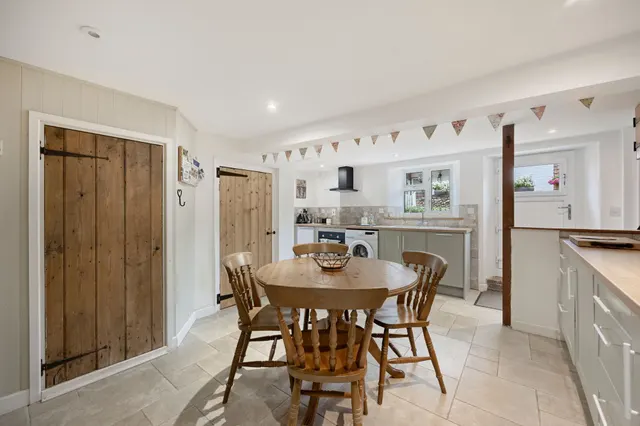 Beautifully Presented Cottage in Burn, photo 1