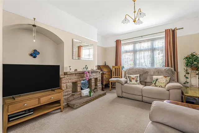 Wills Crescent, Whitton, TW3, photo 2