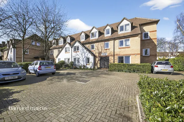Friern Watch Avenue, London, photo 1