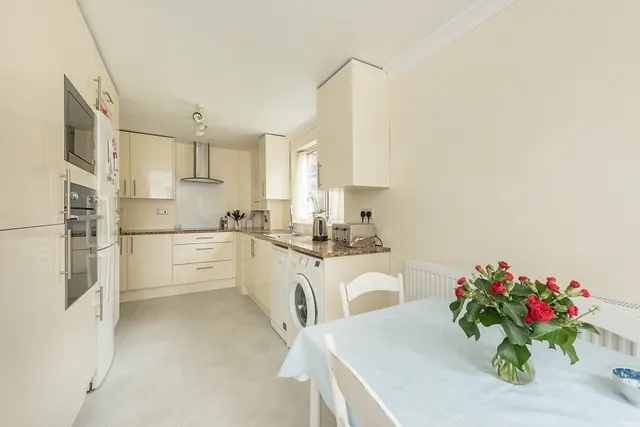 Myrtleside Close Northwood HA6, photo 1