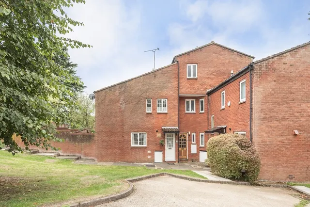 Photo 2 — Myrtleside Close Northwood HA6