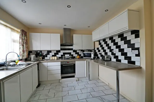 Fircroft Close, Cannock, photo 2