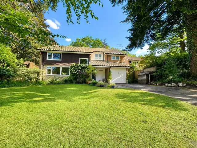 Pinewood Gardens, Bagshot, Surrey, GU19 5ES, photo 1