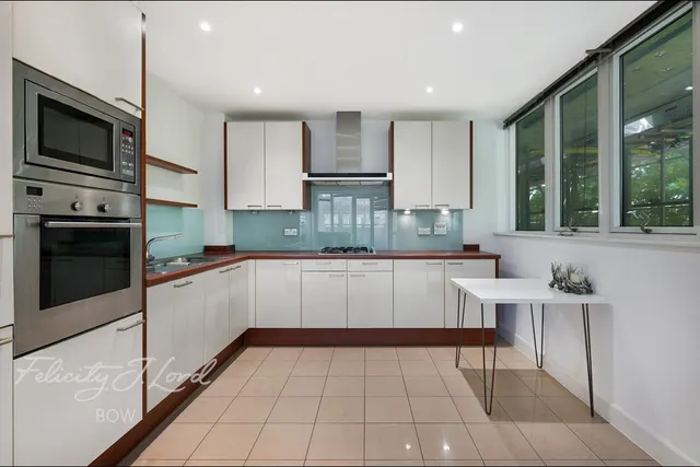 Rayleigh Road, London, photo 1