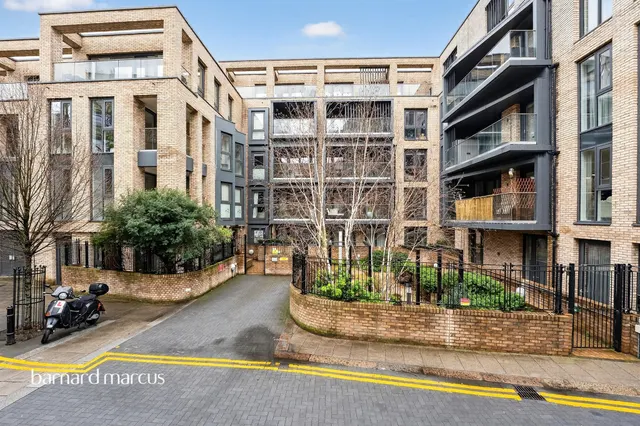 Hyde Lane, London, photo 1