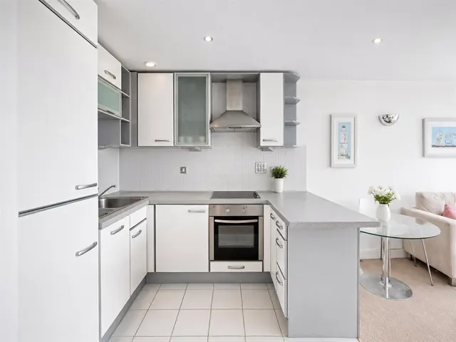 Western Gateway, E16, photo 2