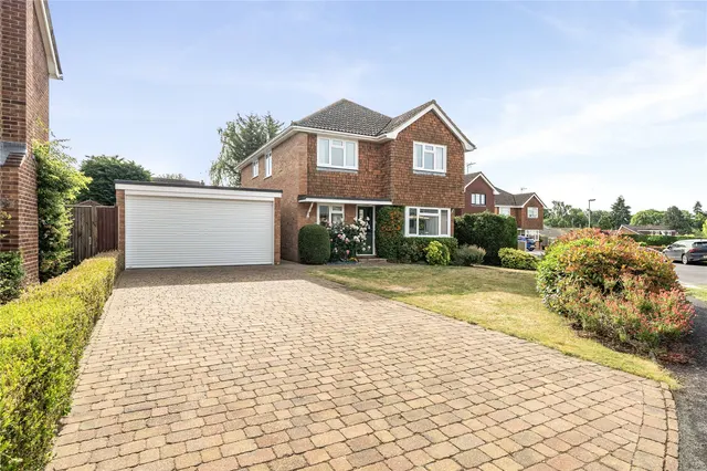 Franklin Avenue, Hartley Wintney, Hook, Hampshire, RG27 8RB, photo 1