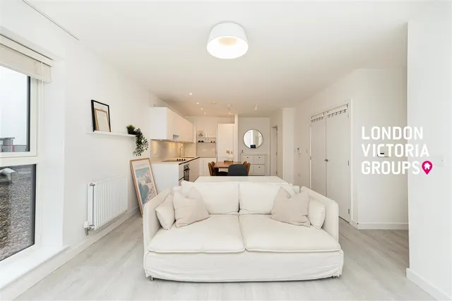 East Acton Lane, London, photo 1