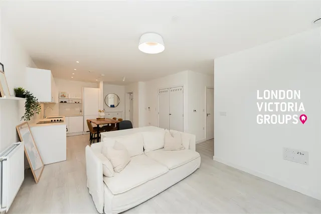 East Acton Lane, London, photo 3