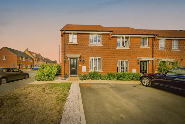 Blue Rock Drive, Aylesbury, photo 1
