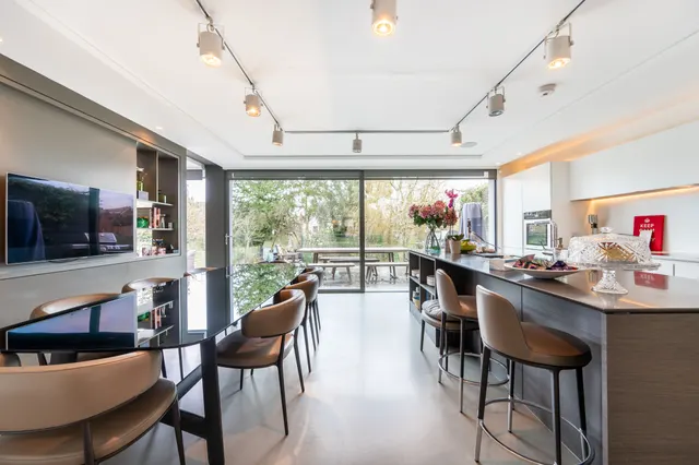 Photo 2 — 82 Christchurch Avenue, London