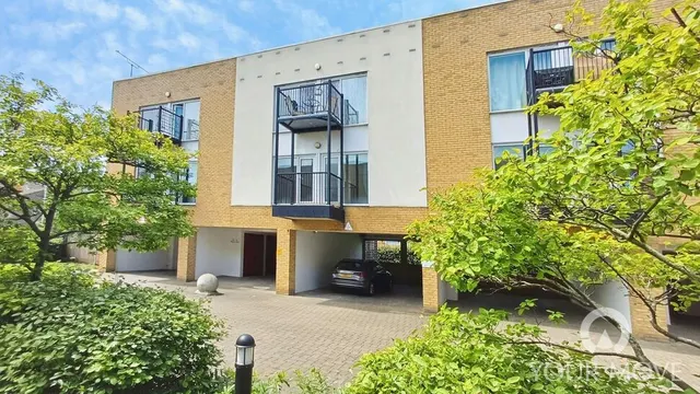 Admirals Way, Gravesend, Kent, DA12, photo 1