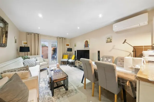 Oakland Court, Cranford Lane, Hayes, UB3 5HD, photo 1