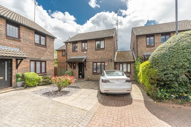 Photo 2 — 5 Caddis Close, Stanmore