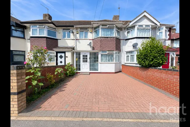 High Street, Hayes, UB3, photo 1