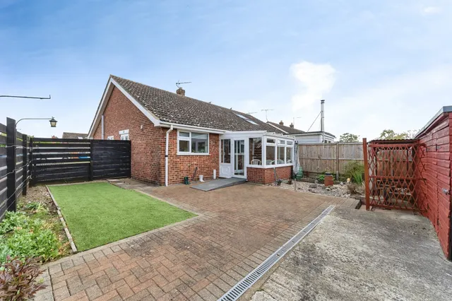 Laurel Close, Red Lodge, IP28, photo 1