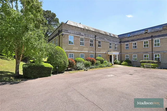 3 bedroom flat, Regents Drive, Woodford Green, IG8