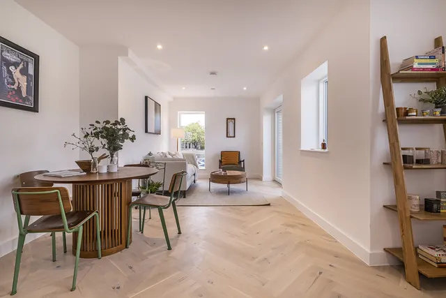 Northcote Road, London, SW11, photo 1
