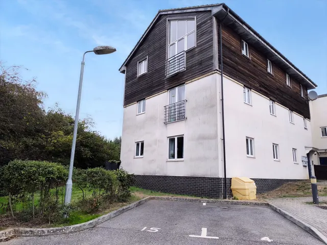 2 bedroom flat — Hackett Place, Hilperton, TROWBRIDGE