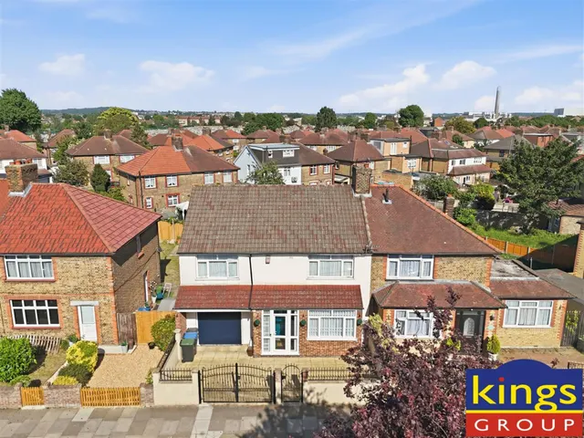 Felixstowe Road, Edmonon, N9, photo 1