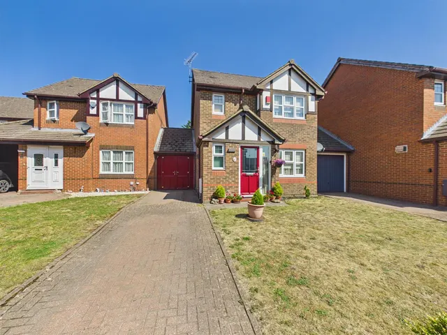 Elliott Avenue, Ruislip, Middlesex, HA4 9LZ, photo 1