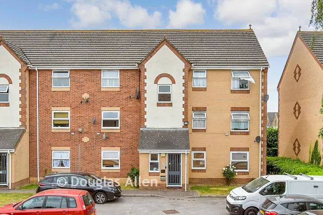 Burns Avenue, Chadwell Heath, RM6, photo 1